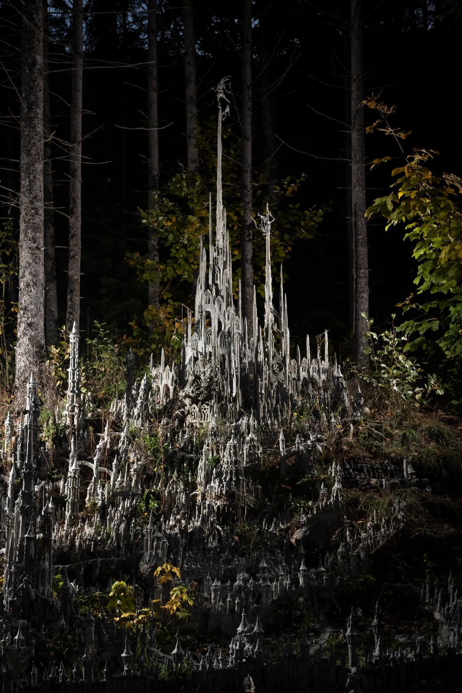 photo www.sebanex.com Image du sculpteur suisse François Monthoux devant sa sculpture. Univers imaginaire et poétique sculpté par François Monthoux, artiste suisse.