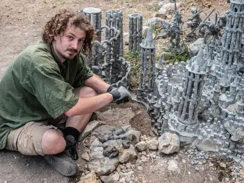 Image du sculpteur suisse François Monthoux devant sa sculpture.