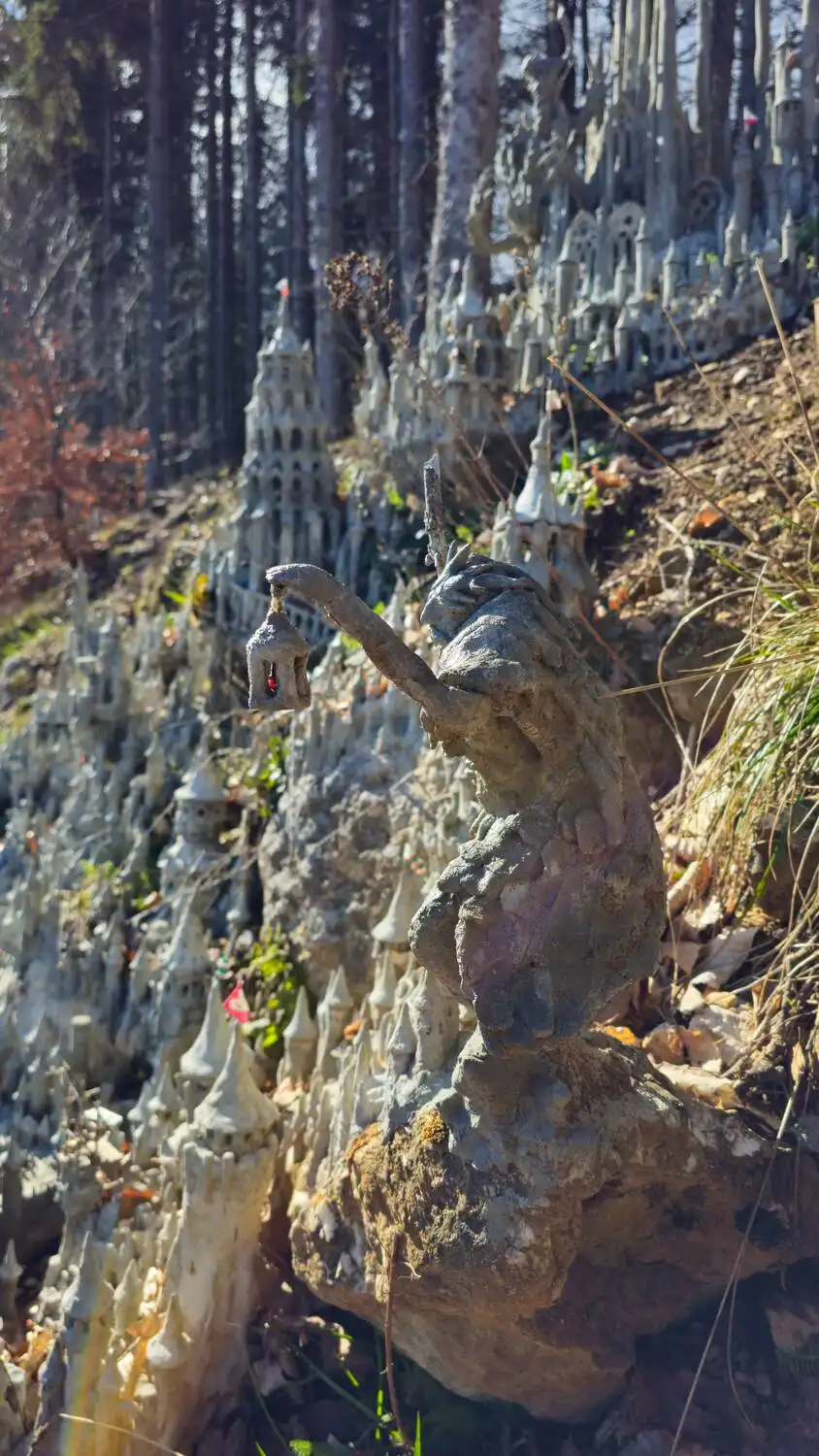 Image du sculpteur suisse François Monthoux devant sa sculpture.