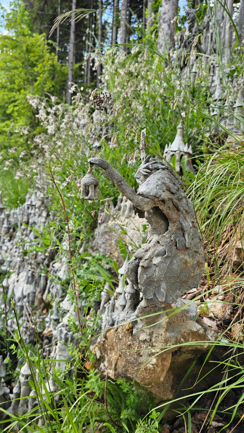 Image du sculpteur suisse François Monthoux devant sa sculpture.