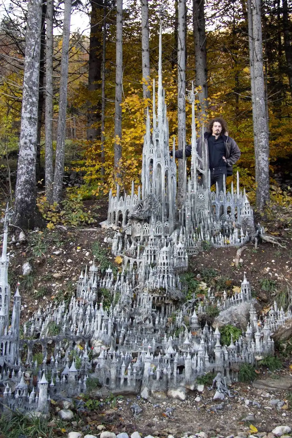 Image du sculpteur suisse François Monthoux devant sa sculpture.