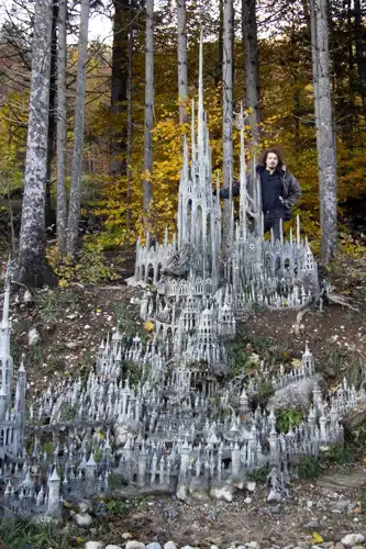 Image du sculpteur suisse François Monthoux devant sa sculpture.